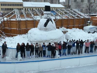 Óriási látványosság Csepelen: elkészült Magyarország legnagyobb hóembere