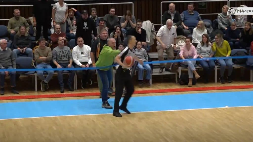 Egy évre kitiltották a játékvezetőt meglökő pécsi szurkolót