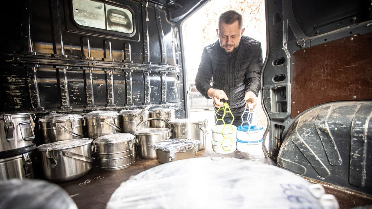 Akárhogy is fagy, mindenki ebédet kap – így futárkodnak télen