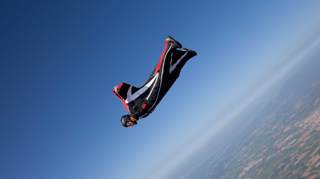 Rosszul manőverezett egy hegyről leugró profi siklóruhás bázisugró, és kis híján egy túrázó családra esett