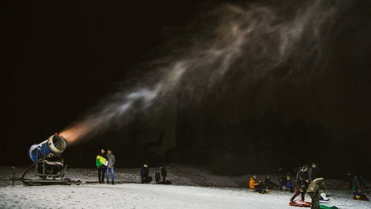 Szánkózás a szombathelyi Emlékmű-dombon - kiderült, beindítják-e a hóágyút