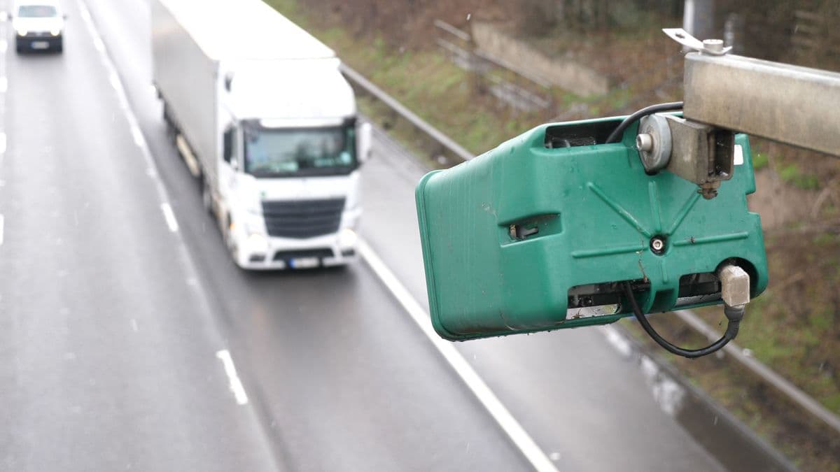 Elakadt a hóban a kamion, ezért büntették meg? Megszólalt az ORFK