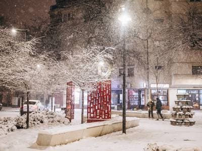 Havas akciók Budapesten: közösségi hócsúszka, forró tea, hólapátolásért korcsolyajegy