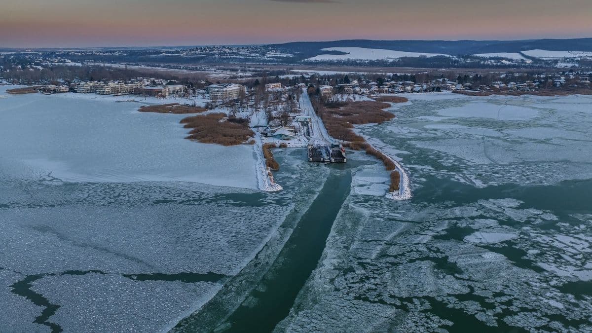 Befagyott a Balaton, de közben jár a komp – ki érti ezt?