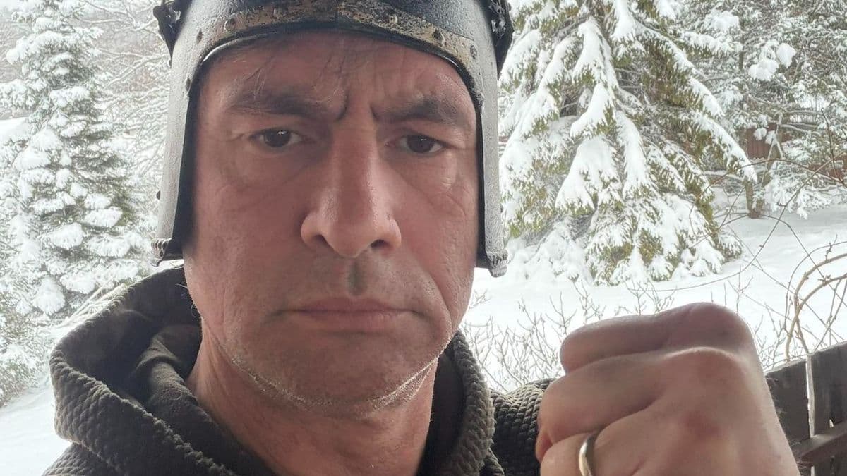 Micsoda ötlet! Pindroch Csaba hólovagokat avatott, példaértékű, amit a színész tett