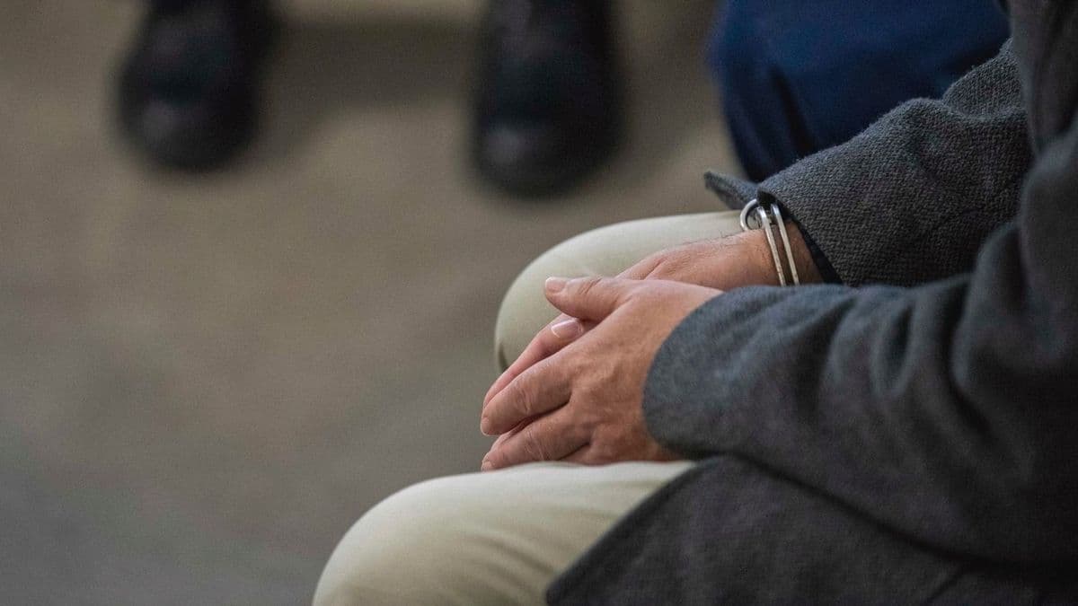 Ház körüli munkának álcázva fosztottak ki egy idős férfit