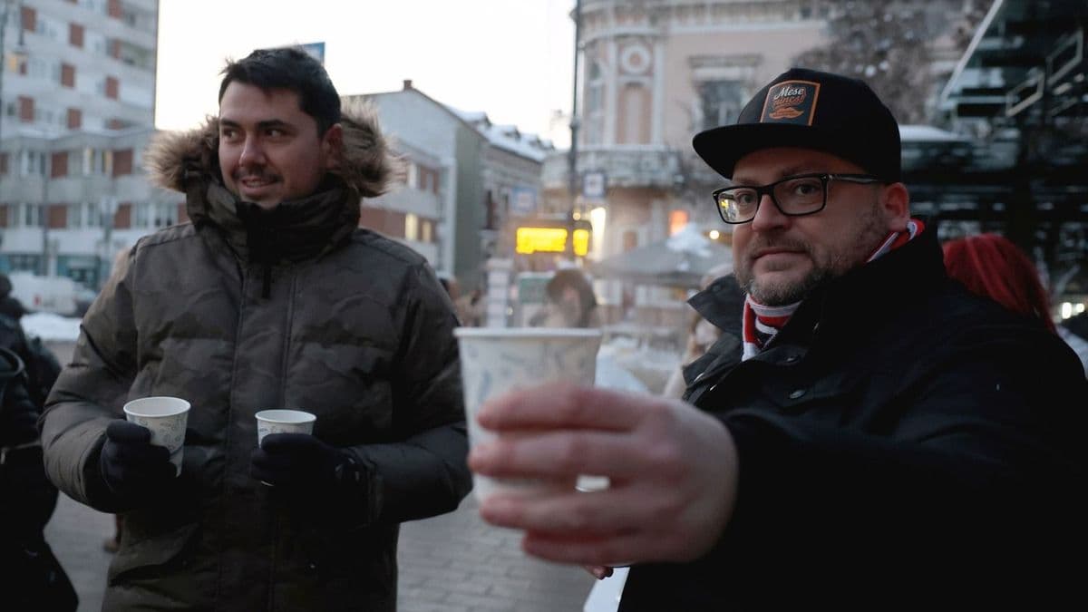 Forró teával várták reggel a buszmegállóban várakozókat Miskolcon (fotók, videó)