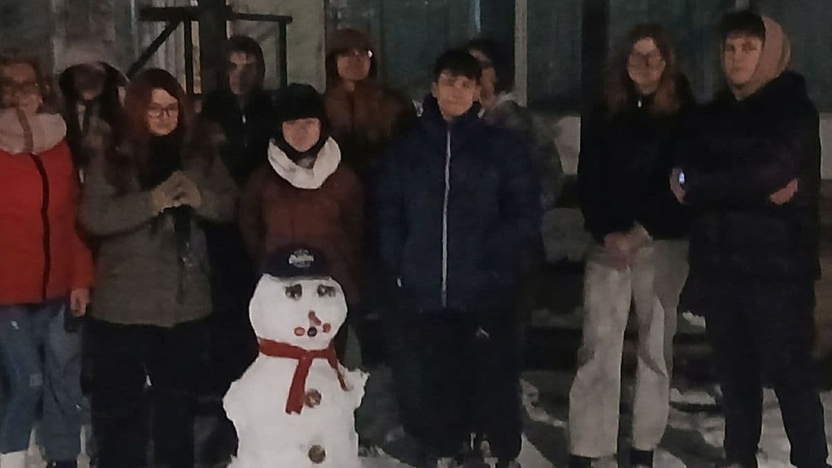 Diáköröm a hóban: téli buli a szabadban csúszkán, szánkón, hóemberrel – videóval