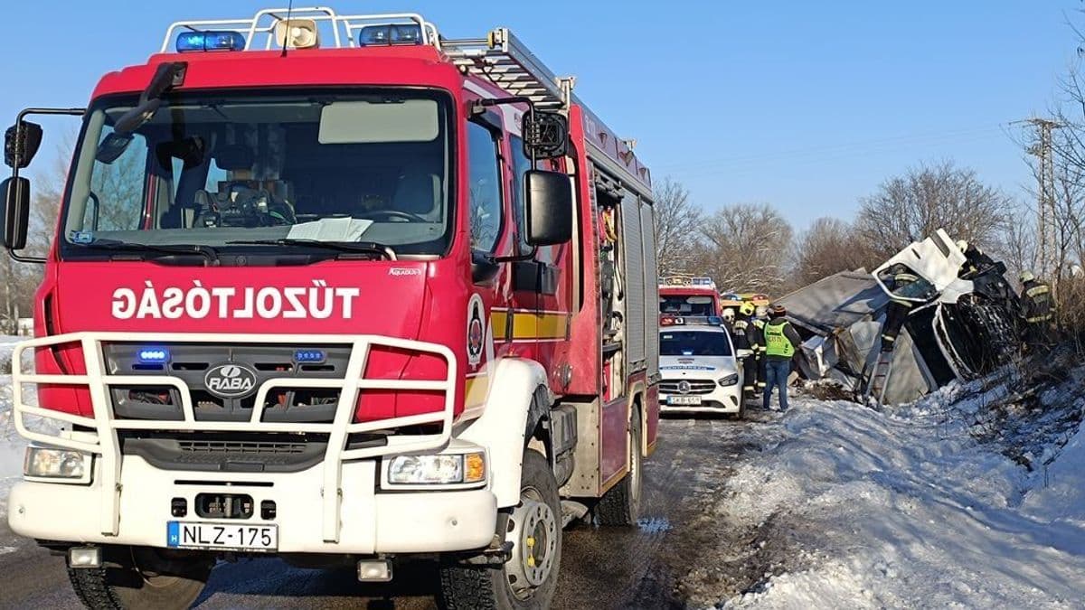 Két embert szállítottak kórházba a csúszós utakon történt balesetek után