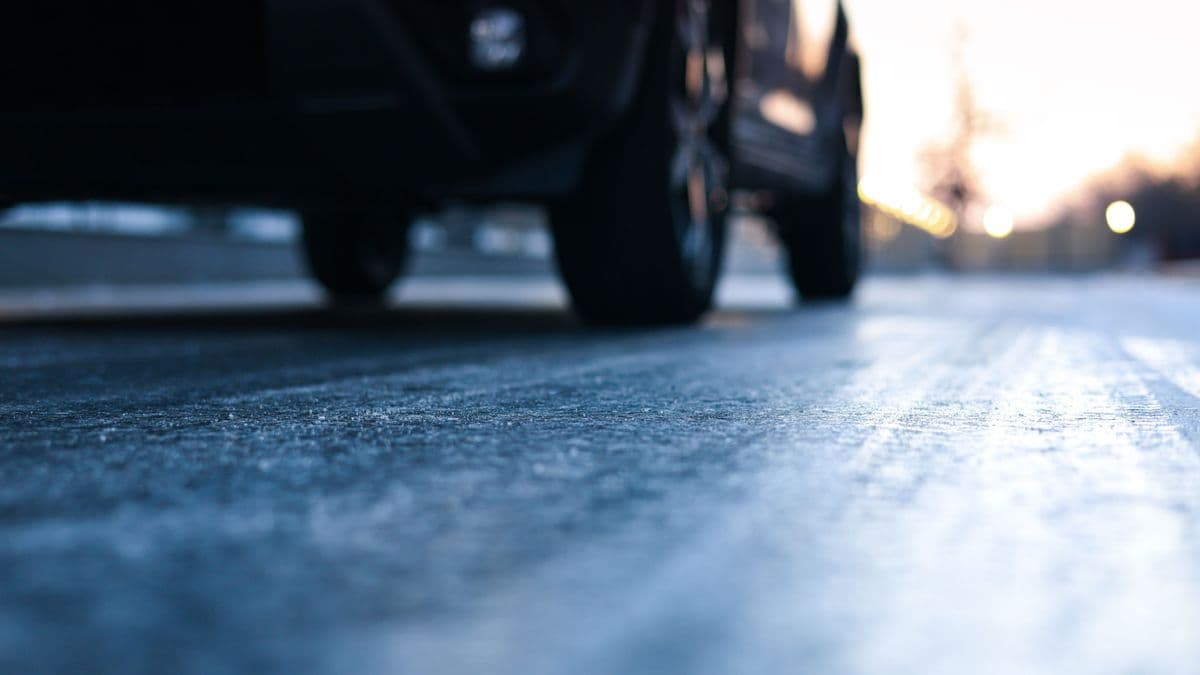 Riadót fújtak a meteorológusok: jégpáncéllá válhatnak az utak, aki teheti, maradjon otthon!