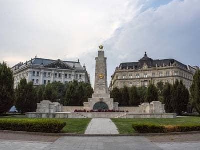 A múlt hosszú árnyéka Budapesten – Fent maradt vörös csillagok és a szocializmus utcai mementói