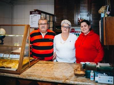 „A rétes olyan, mint a hülyeség: pártsemleges” – 100 éves a rétesbolt, ahol Kádár János és Deutsch Tamás is megfordult