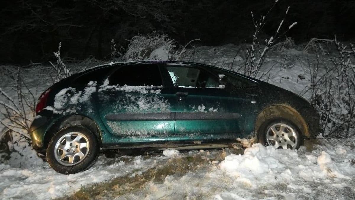 Jöttünk, vittük, összetörtük: Sántosnál, az árokban találták meg a Kaposvárról ellopott autót – a tolvajok eltűntek