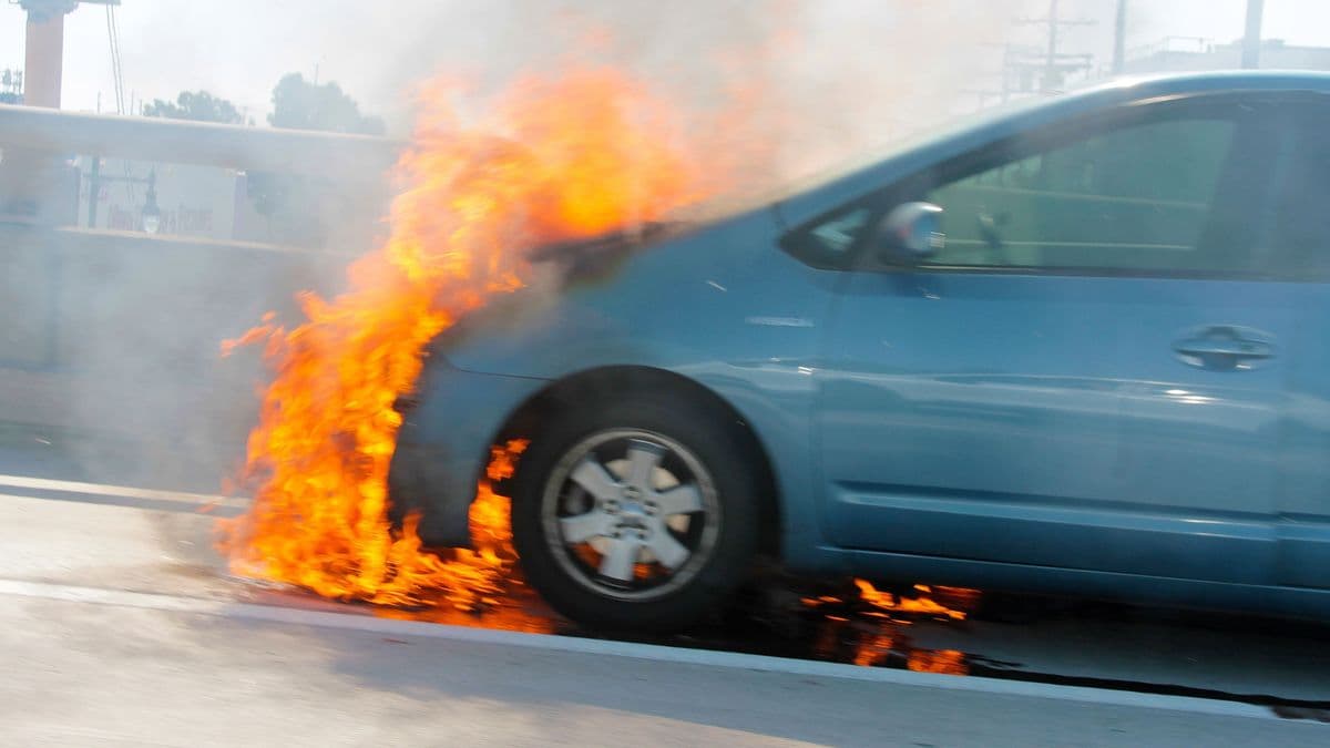 Lángokba borult egy autó a Szabadság utcában