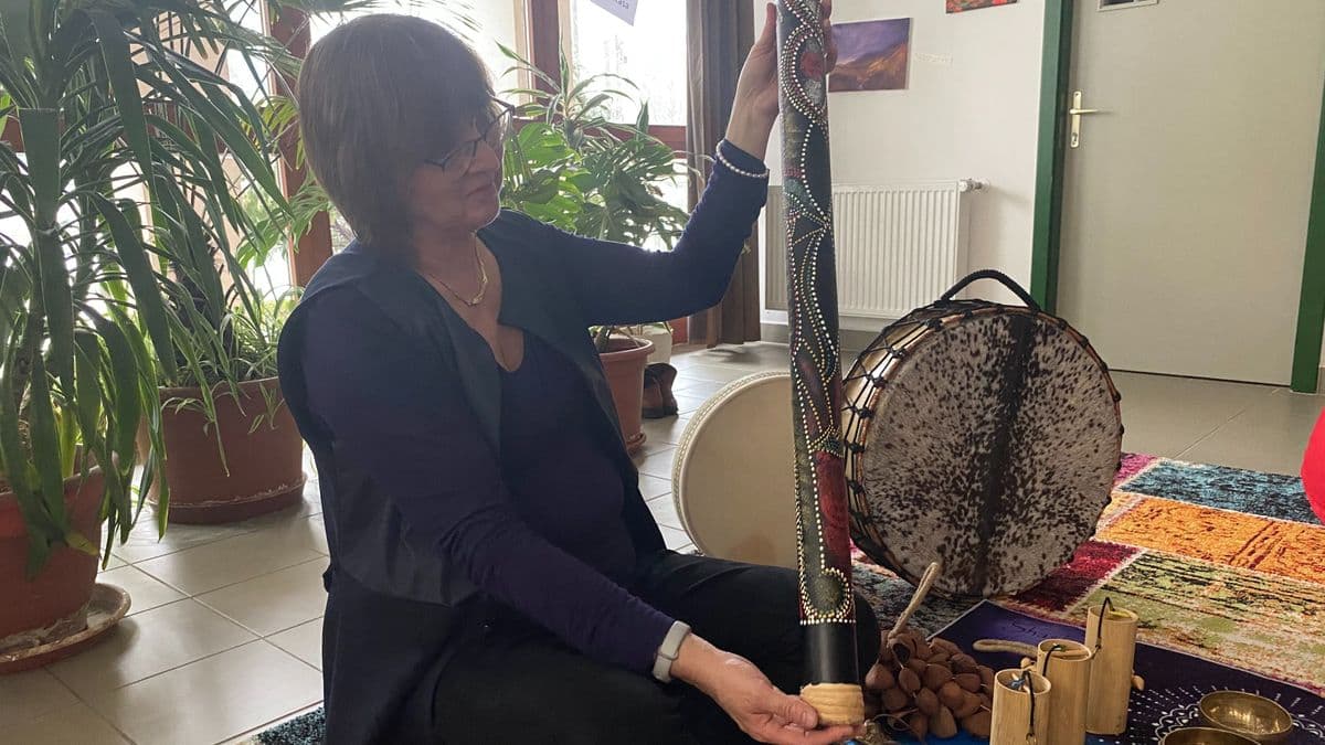 Pirulák és orvosi beavatkozás nélkül, hanggal gyógyít a barcsi könyvtáros