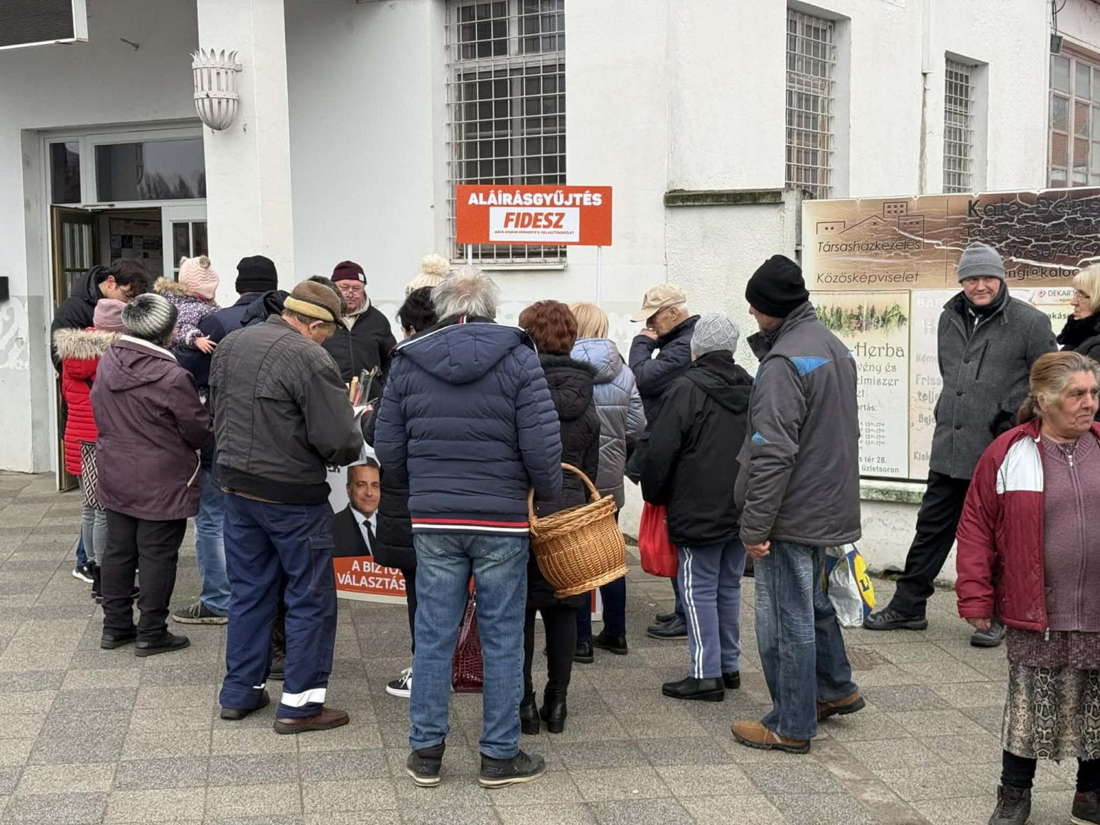 Fénymásolt fideszes ajánlóívek, munkahelyeken gyűjtött aláírások miatt tesz bejelentést a Tisza Párt