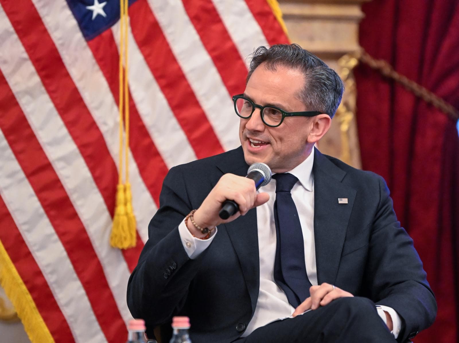 Szijjártó Péter kitüntette Washingtonban Robert Palladinót, a budapesti amerikai nagykövetség korábbi ügyvivőjét