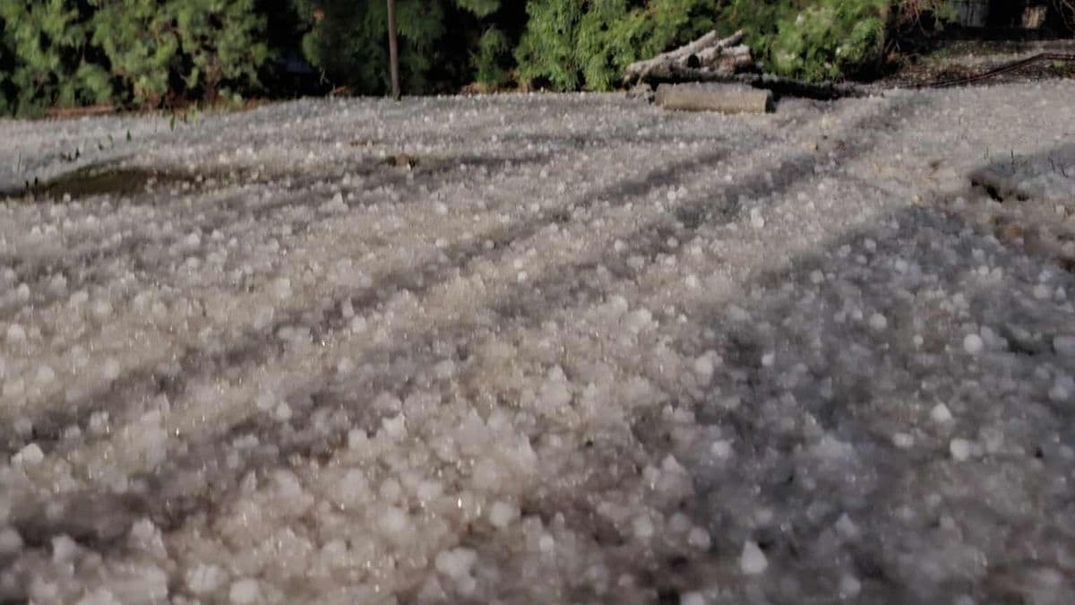 Borsodi településeket vert el a jég, durva videókon, ahogy pattog - Miskolc is kifehéredett (videók)