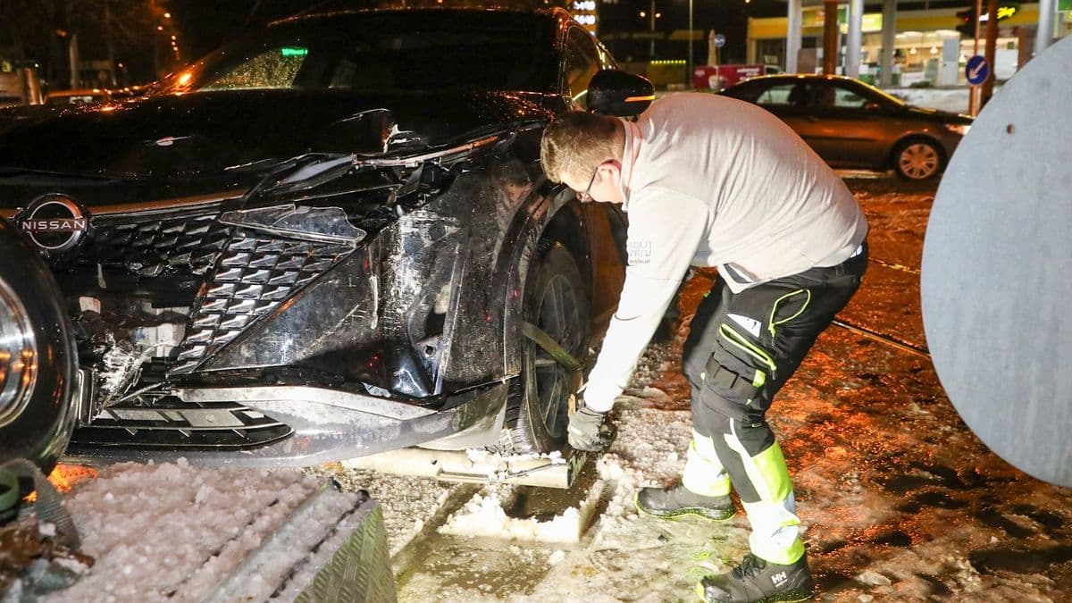 Villamosbaleset Miskolcon, több milliós a kár - fotókkal, videókkal