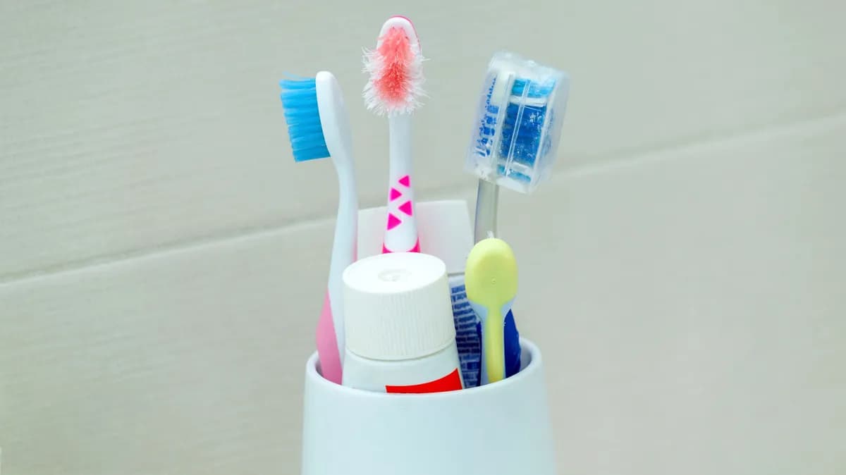 Milyen gyakran kell lecserélni a fogkefét? – egy mikrobiológus most pontot tett a vita végére