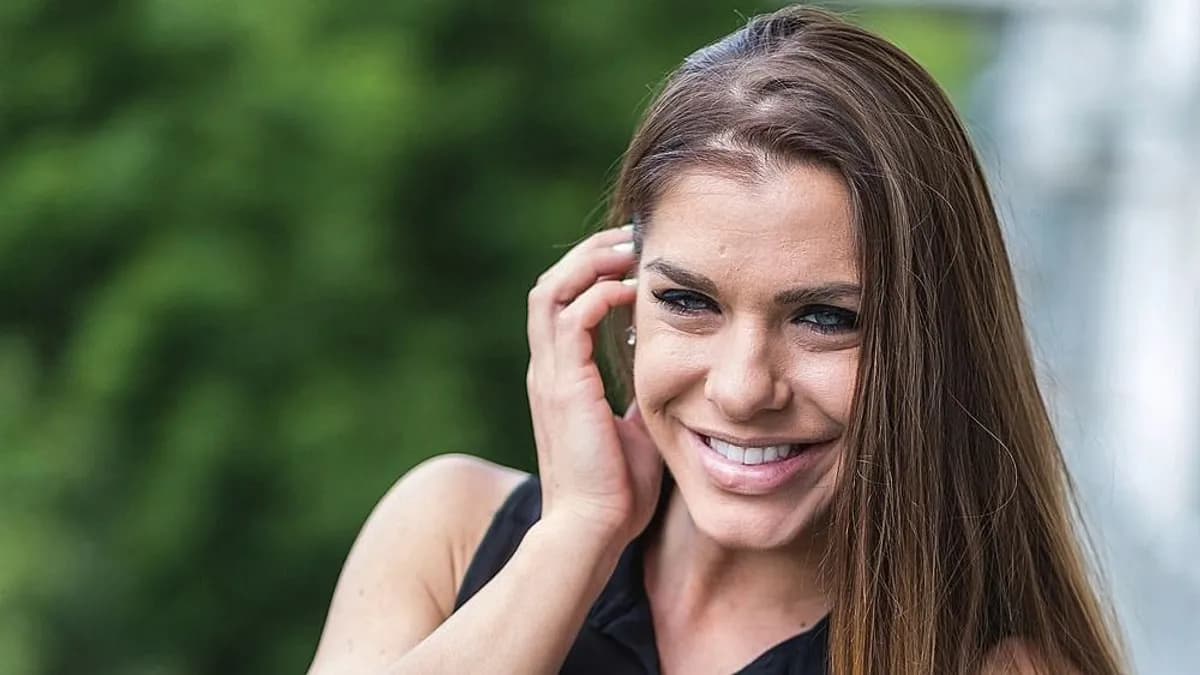 Dér Heni kés alá feküdt – rá se lehet ismerni az énekesnőre