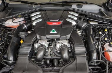 Visszahozza a legendás 520 lóerős V6-os motorját az Alfa Romeo