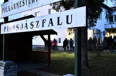 A polgármester rendőrt hívott, egy képviselő lemondott – elszabadultak az indulatok a pilisjászfalui testületi ülésen a faluba tervezett akkuhulladékos cég miatt