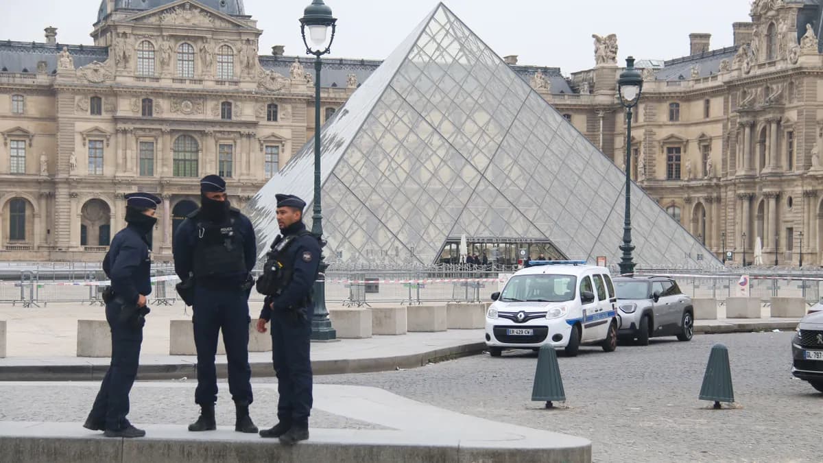 Négy hónappal az évszázad rablása után lemondott a Louvre elnöke