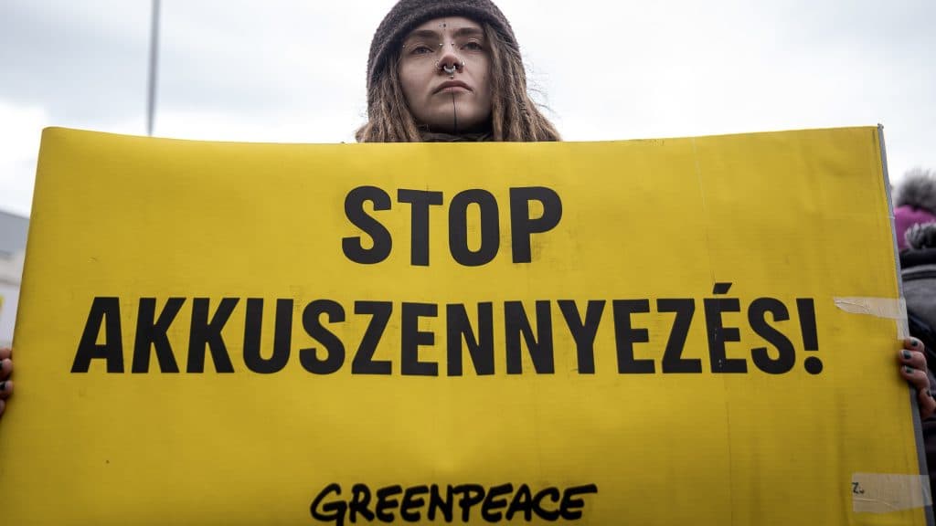 Az akkufeldolgozó ellen tiltakoztak a pilisjászfalui testületi ülésen, a polgármester rendőrt hívott, egy képviselő lemondott