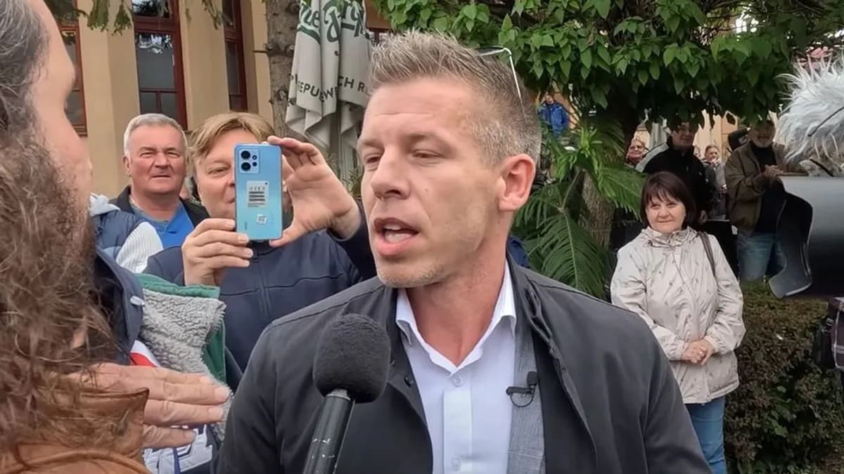 Kutyájával gyalázta meg a fideszes plakátokat: botrányos videó terjed a Tisza-körökben