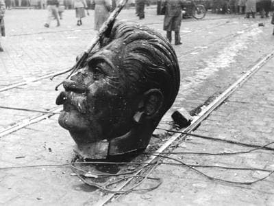 A csizmája a talapzaton maradt, a fejét a Blahán hagyták – Híres szobordöntések Budapesten