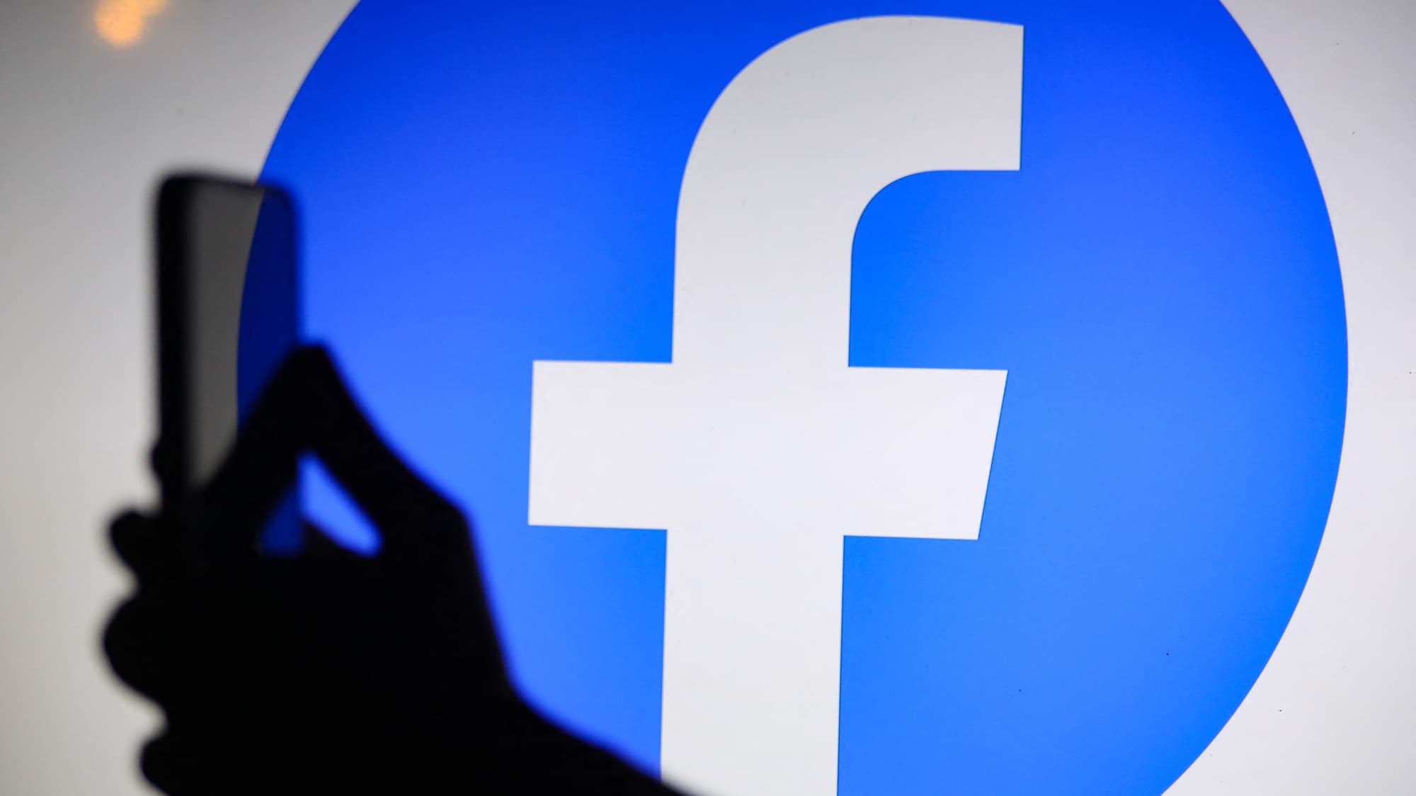 Eltérő Szabályok a Facebookon: Magyar Politika Digitális Tere