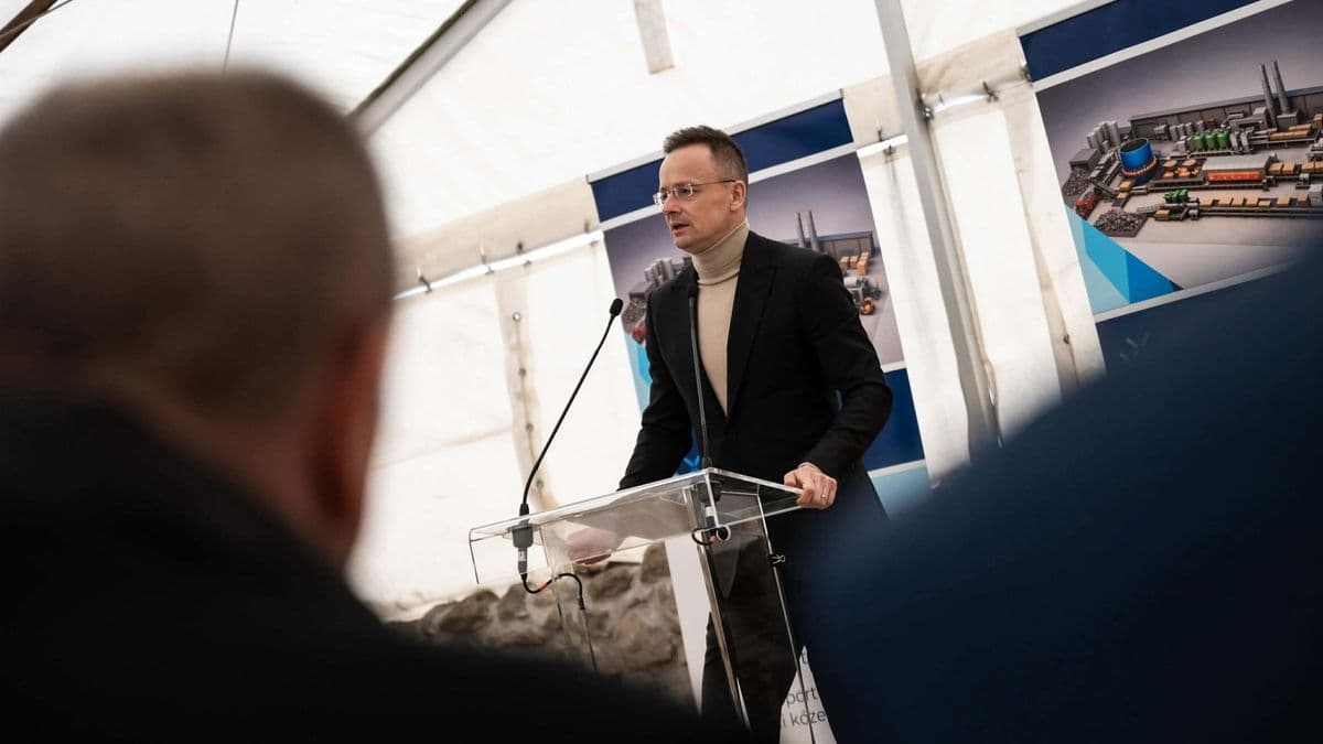 Útnak indult Orbán Viktorral Szijjártó Péter is + videó