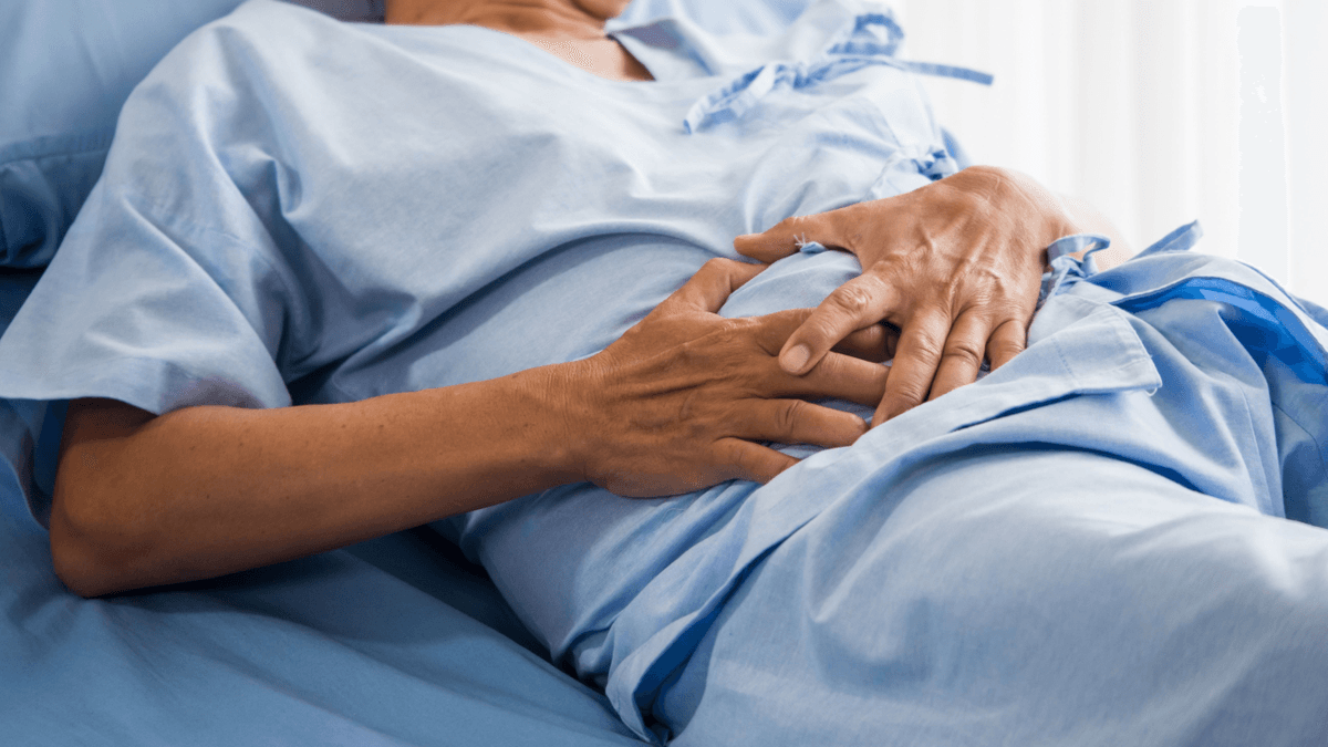 Azt hitte a fitneszmodell az ananásztól fáj a hasa, majdnem belehalt