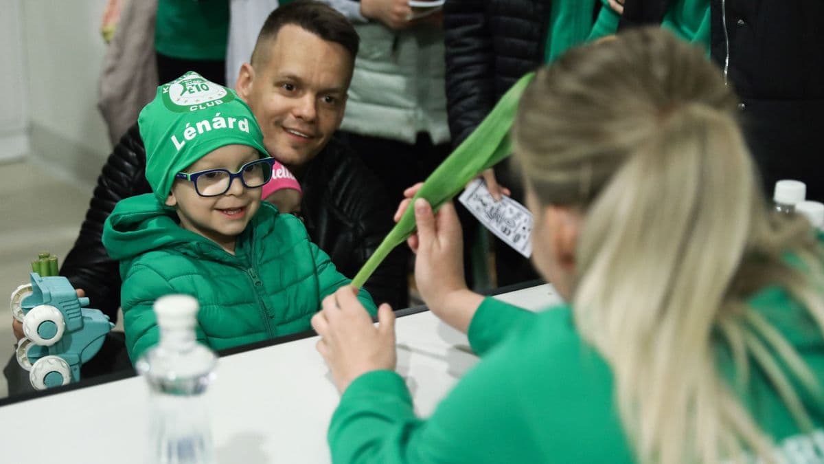 Boldogság és hála a szemekben: a kézilabdázókkal találkozhattak az Audi ETO szurkolói – galéria, videó