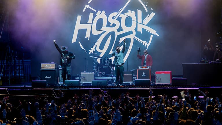 Szeméremsértés miatt feljelentették Ecküt, amiért a Rendszerbontó Nagykoncerten a nemi szervét fogdosva üzent