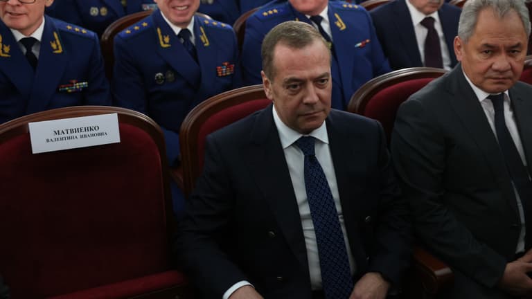 Dmitrij Medvegyev szerkesztette az új társadalomismeret-tankönyveket a középiskolásoknak