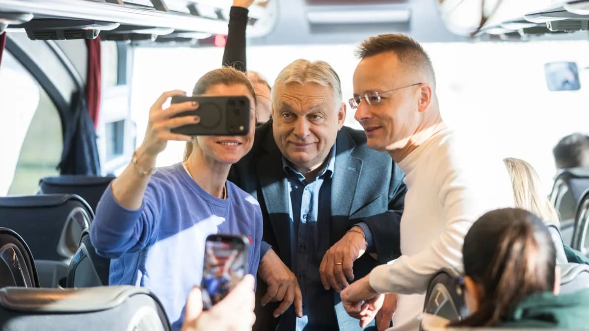 Egymillió kézfogás: Szijjártó Péter megmutatta, mekkora tömeg gyűlt össze Vácon