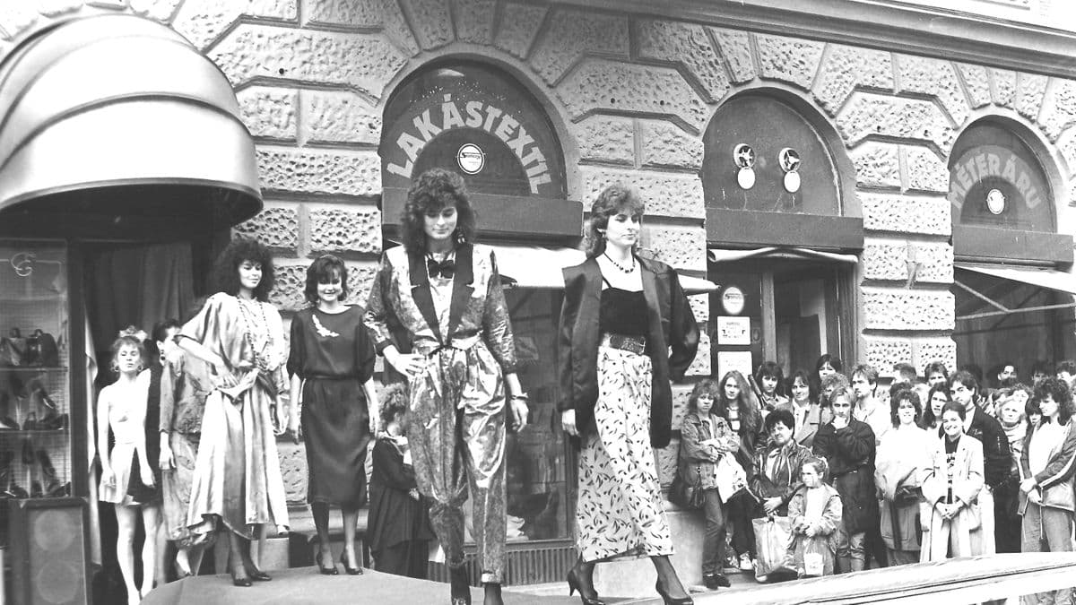 Megbolondult Kaposvár a Santonelli-lányokért: ilyen volt a divat 1990-ben