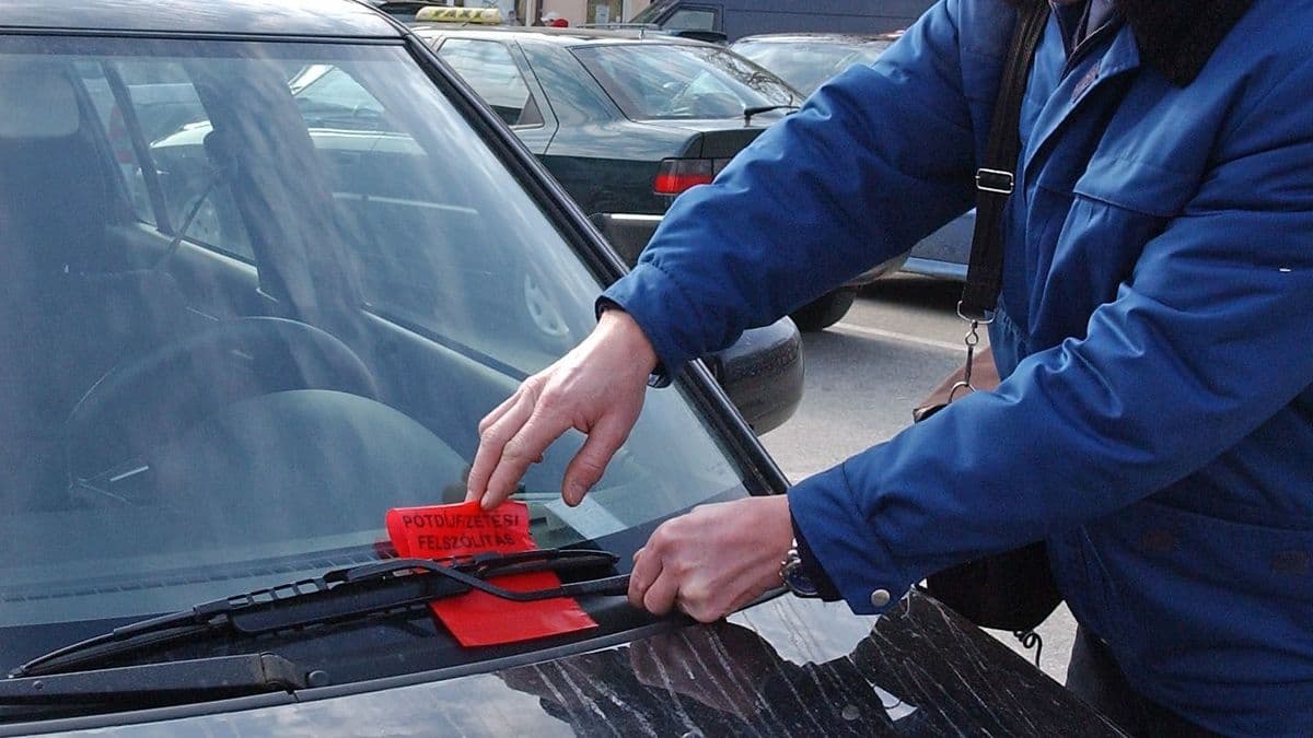 Vége a potyázásnak a belvárosi utcákban? – Nagy változásra készülnek a parkolásban ebben a balatoni városban