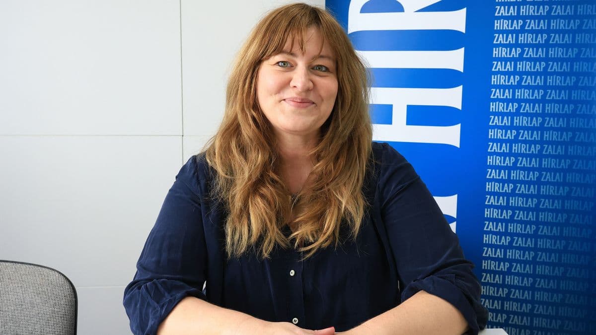 Röhögő közönség és egy nagy adag Göcsej: a zalai származású nevettető, JajEmilia titka