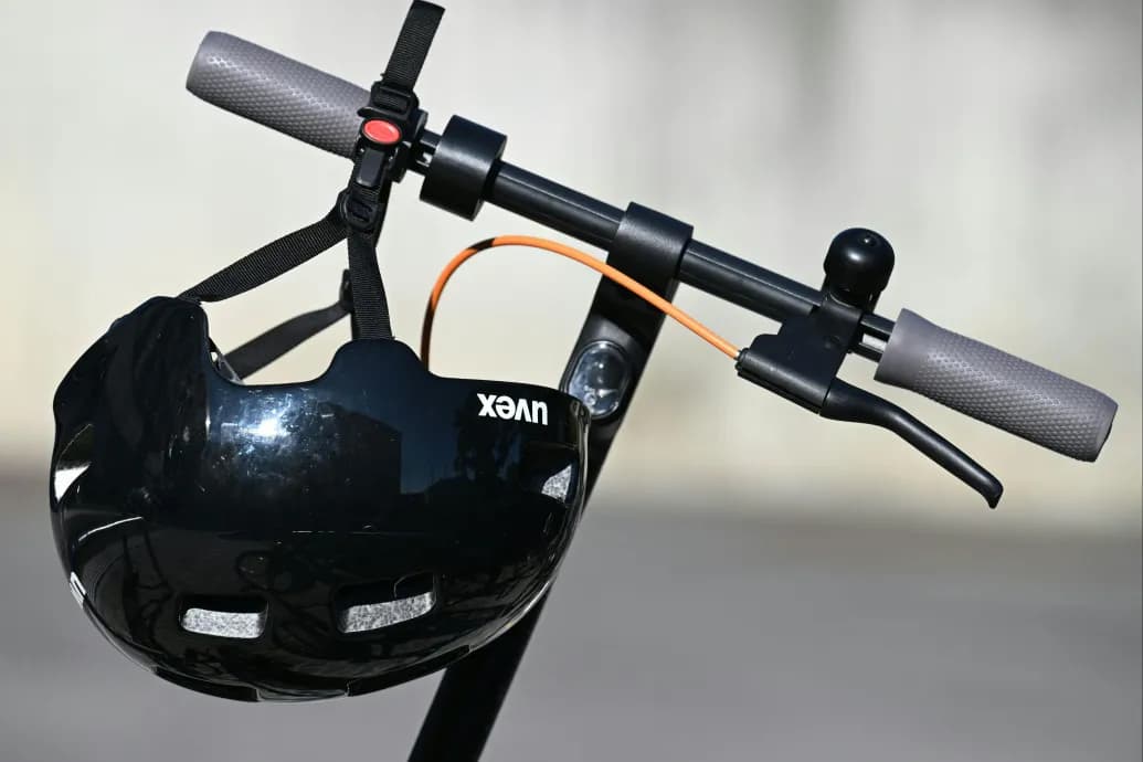 Májustól kötelező az irányjelző és a sisak az elektromos rollereken Ausztriában