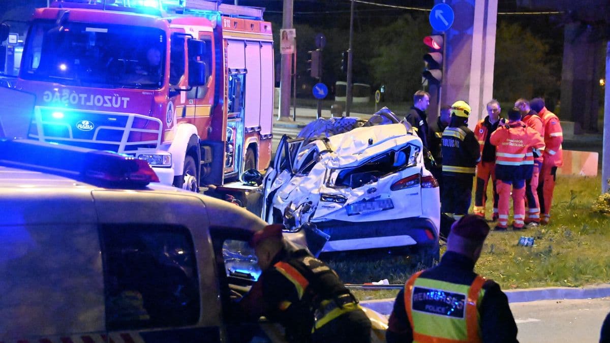 Halálos tömegkarambol Budapesten – egy autó a mélybe zuhant