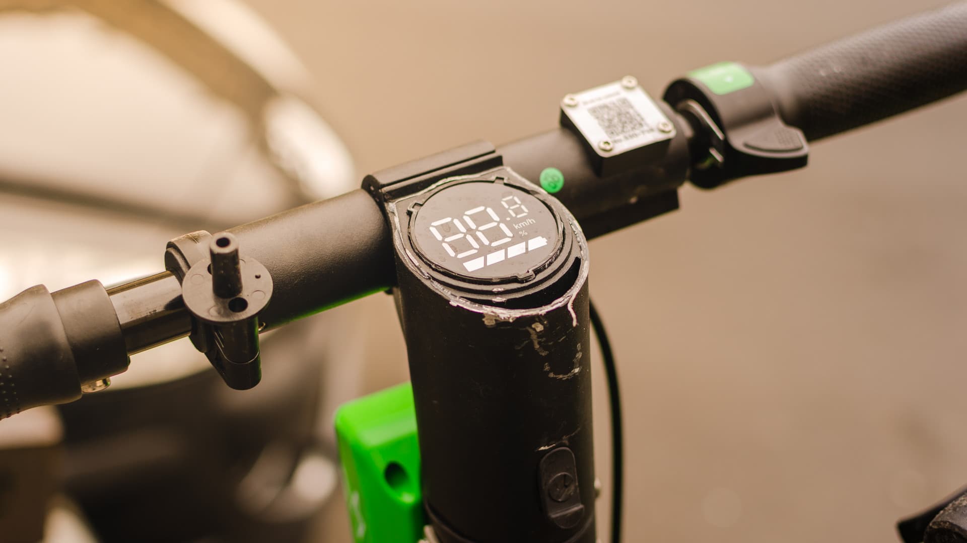 Lépnek az elektromos rollerekkel szemben: kötelező lesz az irányjelző, bukósisak, csengő és fényvisszaverő Ausztriában