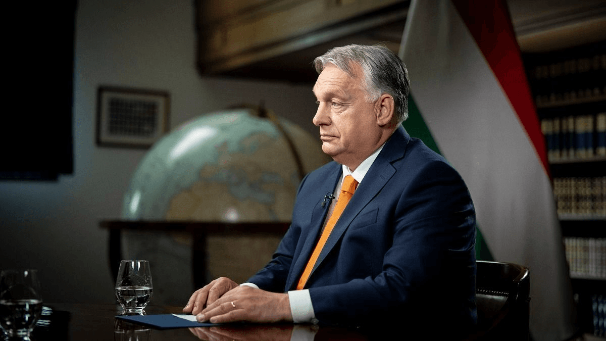 Egészen elképesztő: nincs olyan négyzetméter, ahol Orbán Viktorral ne fognának kezet