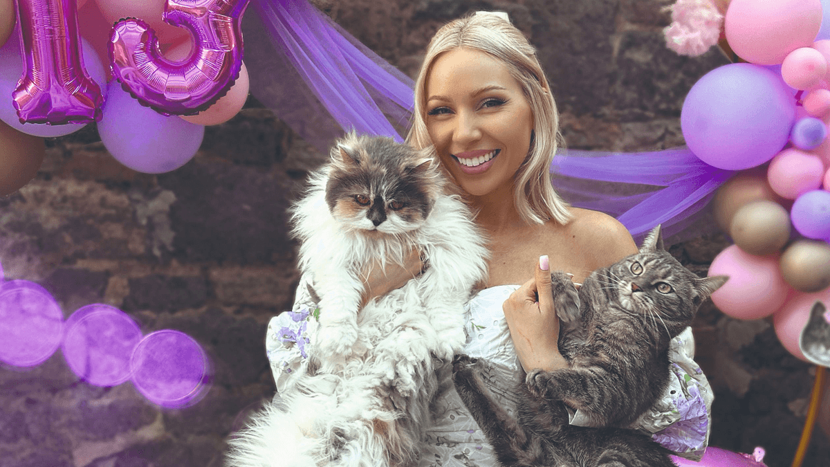 Miss Mood egy ágyban alszik kedvenceivel