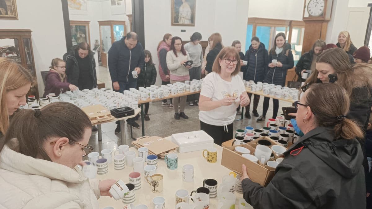 Videóban köszönte meg a támogatást a Bögrés lány, aki további meglepetésekkel készül