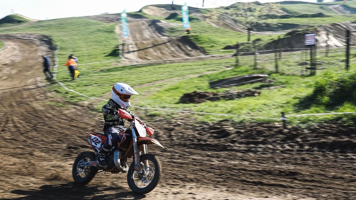 Gázfröccs, látvány és izgalom - Bőgnek már a motorok az endurocross ob-n Pannonhalmán - Fotók, videó