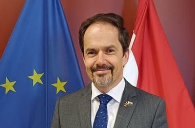 Urkuti György rigai nagykövet szembefordult a magyar külügyi irányvonallal