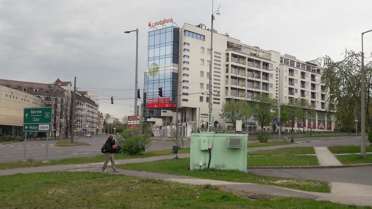 Titokzatos csomagok lepték el a borsodi város padjait!